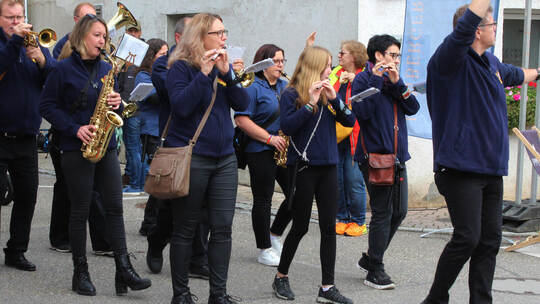 Das Trommler- und Pfeiferkorps zieht musikalisch durch die Dürrmenzer Gassen. Fotos: Ilona Prokoph