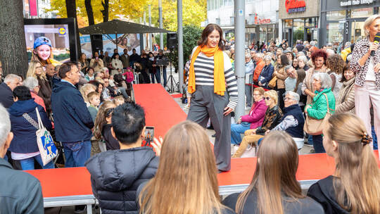 Der Schal setzt nicht nur bei der Modenschau von Carmen Gottwalds Concept Store vor zahlreichen Besuchern Akzente, er passt auch Herbstglühen VO Sonntag