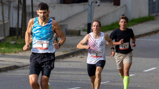 Jens Santruschek (links) lief allen davon und gewann den Hauptlauf. Zweiter wurde Roland Golderer (Nummer 2). Julius Klein kam a