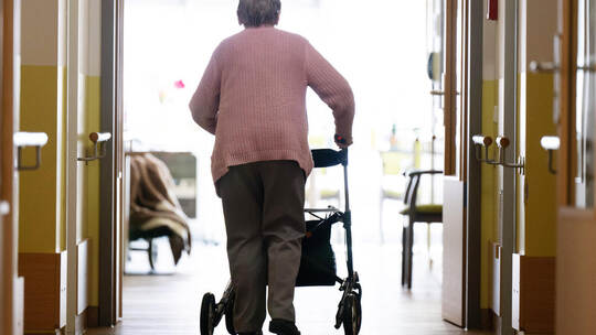 Die steigenden Zuzahlungen für Bewohner von Pflegeheimen könnten durch das Mitwirken von Angehörigen reduziert werden. Foto: Seb Zuzahlungen für Pflege im Heim erneut gestiegen