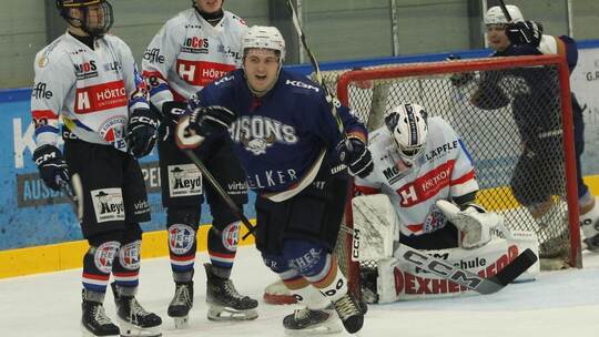 Großer Jubel nach einem hart umkämpften Spiel: Links feiert Frans Landström (in Blau) seinen Treffer zum zwischenzeitlichen 3:3