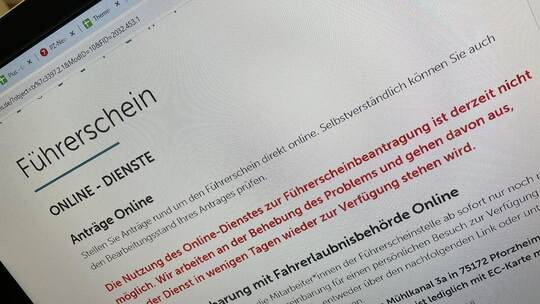 Immer noch offline: Der Enzkreis hat den Online-Service für Führerscheinanträge vom Netz genommen, sobald die Sicherheitslücke b