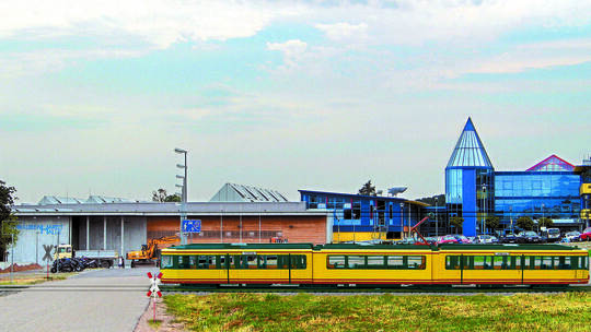 Eine S-Bahn, die bis an die Straubenhardthalle in Conweiler fährt? Diese Fotomontage stammt aus dem Jahr 2006. Und schon damals