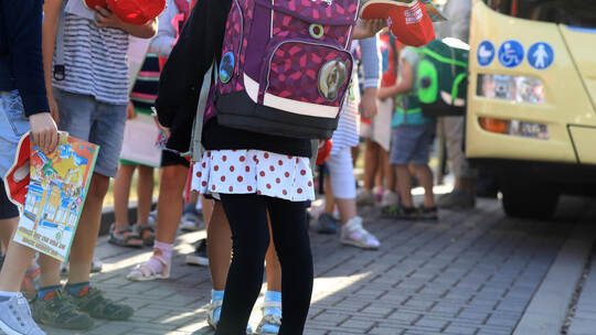 Die betroffenen Kinder kommen oft erst mit Verspätung in der Schule an – oder die Eltern müssen einspringen. Peter Gercke, dpa KINA - Sorgen wegen überfüllter Busse