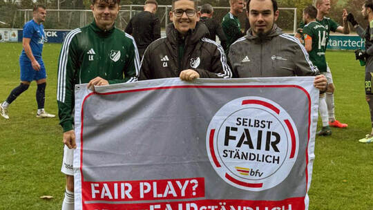 Fairplay wird belohnt: Leander Kasper vom TuS Bilfingen II (Mitte) erhielt für seine faire Geste eine Auszeichnung aus den Hände