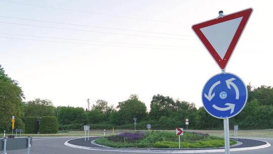 Beim Kreisverkehr am Ortsrand von Bilfingen soll das neue gemeinsame Feuerwehrhaus entstehen. Damit das möglich ist, bedarf es e