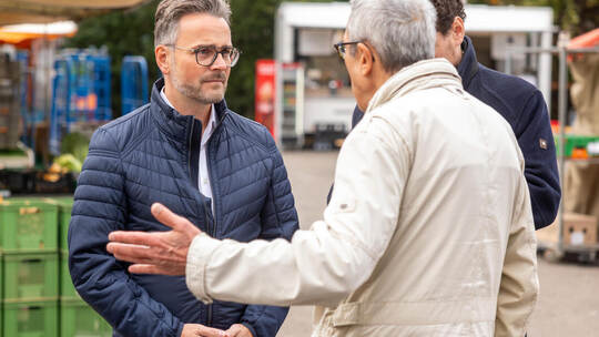 Er steht nie lange allein da: Oberbürgermeister Peter Boch hat bei seiner Sprechstunde auf dem Wochenmarkt am Turnplatz keine Le