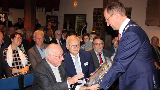 Beim Festempfang zu Ehren seines 90. Geburtstages bekommt Alt-OB Gerhard Knapp im Oktober 2018 ein Präsent von Frank Schneider ü