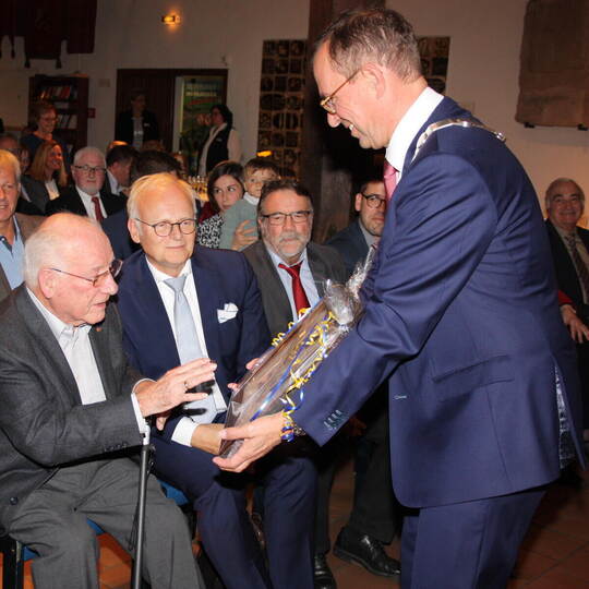 Beim Festempfang zu Ehren seines 90. Geburtstages bekommt Alt-OB Gerhard Knapp im Oktober 2018 ein Präsent von Frank Schneider ü