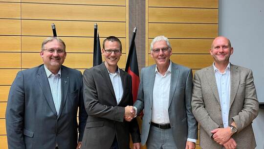 Rüdiger Klahm (Bürgermeister von Althengstett und Mitglied im Feuerwehrverbandsausschuss), Bernd Meyer (neugewählter Kreisbrandm