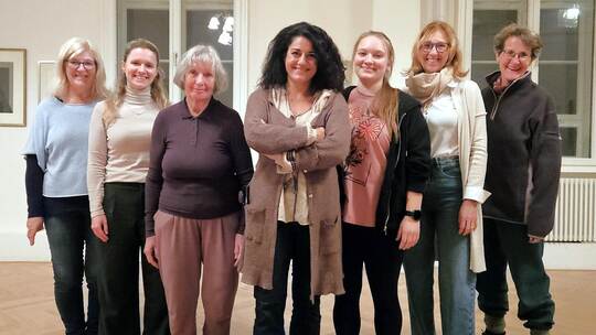 Die Schauspielerin, Autorin und freischaffende Künstlerin Selda Falke (Mitte) ist dieser Tage in das Mitmachprojekt „Vier Dörfer