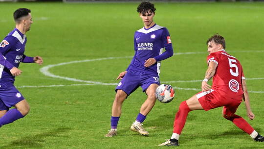 Mit zwei Treffern war Nöttingens Matej Mijic (Mitte) der Matchwinner gegen Neckarsulm. Links Salvatore Catanzano. Foto: Hennrich