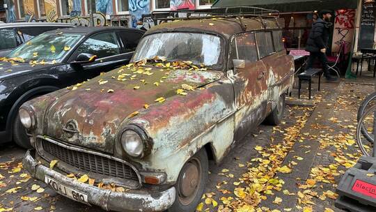 Ein alter Opel in Berlin Ein alter Opel in Berlin