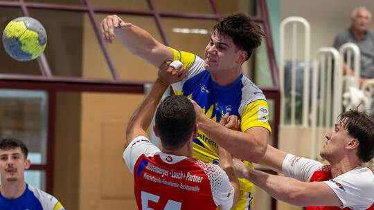 Neuenbürgs Handballer (Vincent Virzi, beim Wurf), wollen gegen Blaustein an die starke Leistung der Vorwoche auf den Fildern ank