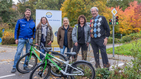 Diese und weitere neue Räder helfen beim Fahrtraining der Kinder: Oliver Eberle, Katja Hauser, Susanne Nikolaus, Daniela Vogel u Spende Jugendverkehrsschule