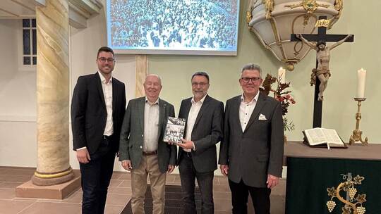 In einen Abend über die Neuenbürger Nazi-Vergangenheit führten in der evangelischen Stadtkirche Bürgermeister Fabian Bader (link