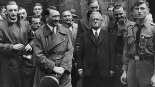 Adolf Hitler wird bei seinem Besuch in der Klosterstadt Maulbronn im Jahr 1935 frenetisch von der Bevölkerung empfangen – wie in