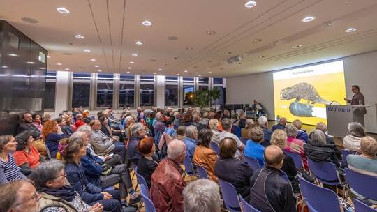 Für viele Lacher sorgte Biologe und Autor Mario Ludwig am Mittwochabend im PZ-Forum. Unter dem Titel „Warum Pandas im Handstand Autorenforum Mario Ludwig
