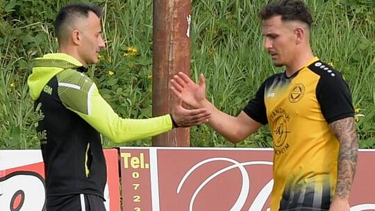 Schlag ein! Können GU-Trainer Gökhan Gökce (links) und Stürmer Ernesto de Santis am Sonntag einen Sieg im Spitzenspiel feiern? F