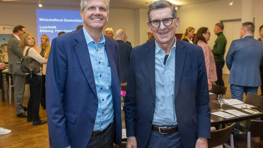 Wirtschaftsrats-Chef Georg Wellendorff (links) freute sich über die Zukunftsvisionen von Professor Reinhold R. Geilsdörfer. CDU Wirtschaftsrat