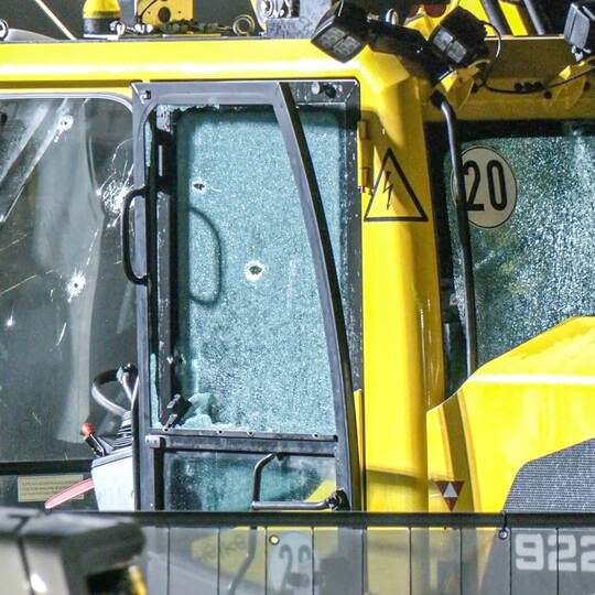 Zerstörungsfahrt mit Bagger
