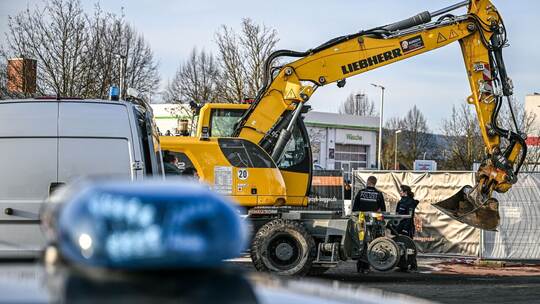 Nach Zerstörungsfahrt mit Bagger Nach Zerstörungsfahrt mit Bagger
