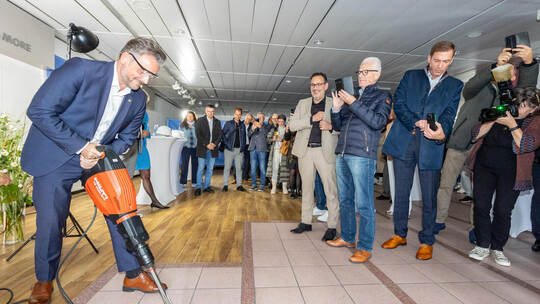 Das richtige Werkzeug ist alles: OB Peter Boch nimmt symbolisch mit dem elektrischen Presslufthammer die ersten Abrissarbeiten v Neubau Sozialrathaus