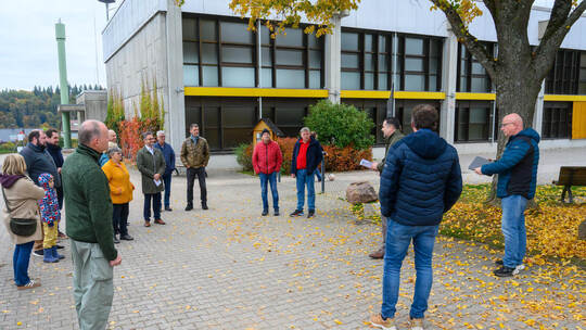 An der Würmtalhalle beginnt der Rundgang: Ortsvorsteher Florian Bähr (rechts) begrüßt alle Teilnehmer und Oberbürgermeister Pete