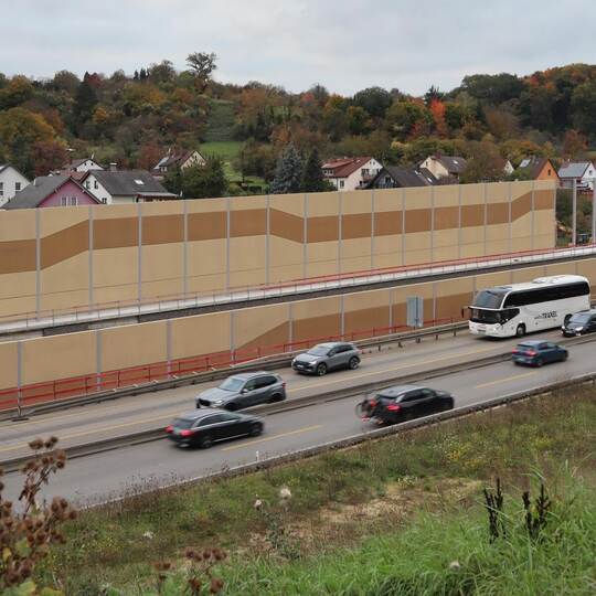 Die sechs Meter hohen Mittelwände sollen künftig den Lärm zwischen den beiden A8-Streckenführungen mit jeweils drei Spuren und d