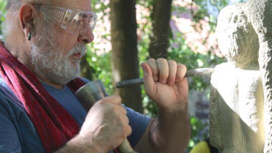 Michael Klein arbeitet an seiner Skulptur aus dem Frühjahr weiter.