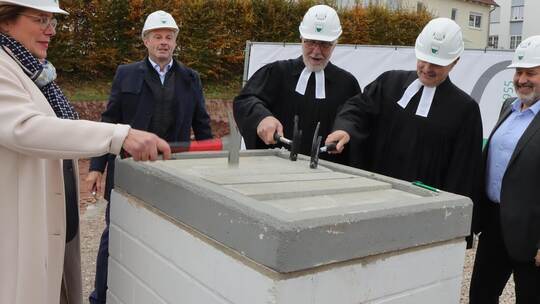 Mit drei Hammerschlägen wird der Grundstein zum neuen Seniorenwohnprojekt am Lerchenweg in Wimsheim gelegt.