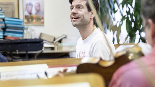 Chefdirigent Timo Handschuh bei einer Orchesterprobe mit dem Südwestdeutschen Kammerorchester im Juni 2019. Georg Moritz Dirigent Timo Handschuh