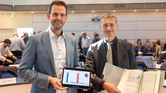Zumindest noch mit einem verhaltenen Lächeln konnten Landrat Bastian Rosenau (links) und Finanzdezernent Frank Stephan den Haush
