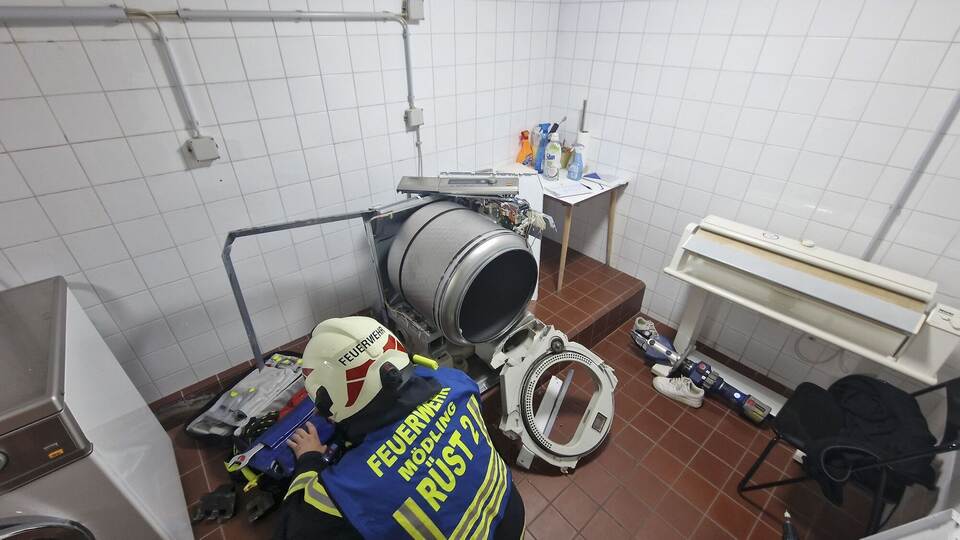 Feuerwehr befreit 13-Jährige aus Wäschetrockner Feuerwehr befreit 13-Jährige aus Wäschetrockner