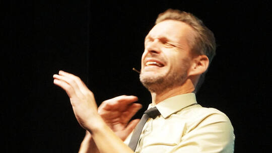 Getragene Interpretation: Florian Schroeder sang auch Pharrell Williams 2013er-Hit „Happy“.