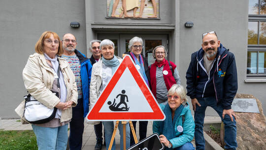 Die „Omas gegen Rechts“ mit dem Schild.