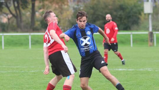 Der FC Viktoria Enzberg in den blauen Trikots ist nicht aufzuhalten im Spiel bei der SG Ölbronn-Dürrn. Die Mannschaft siegt souv