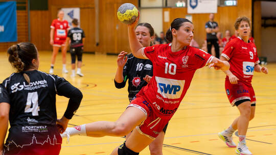 Gerade noch die Kurve gekriegt: Ajlina Becirovic (am Ball, rechts Natalie Mann) und die TG 88 siegten nach einem Rückstand.