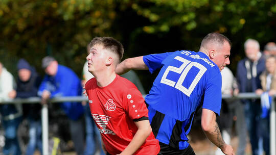 Den besseren Durchblick hatte der FC Ersingen II (links Luis Hoffmann) im Duell mit dem FC Ispringen II (rechts Nico Wunsch).
