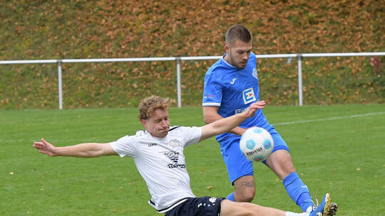 Kämpferisch stark: der FC Ersingen mit Valentin Hauser (links) gegen den Spitzenreiter FC Östringen um Dennis Gerber.