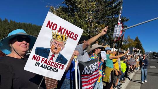 «No Kings» Demonstrationen - Truckee