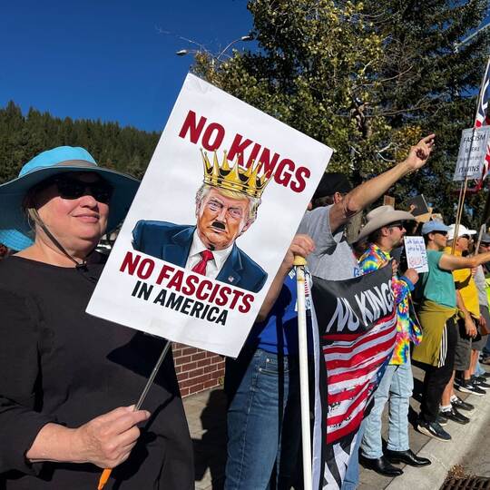 «No Kings» Demonstrationen - Truckee