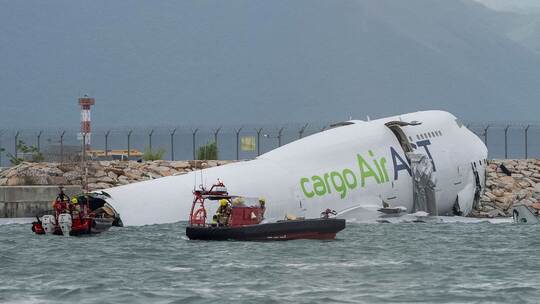 Jumbo-Jet rutscht über Landebahn in Hongkong Jumbo-Jet rutscht über Landebahn in Hongkong