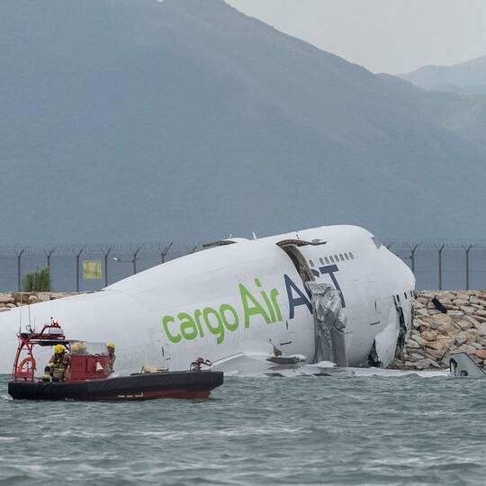 Jumbo-Jet rutscht über Landebahn in Hongkong