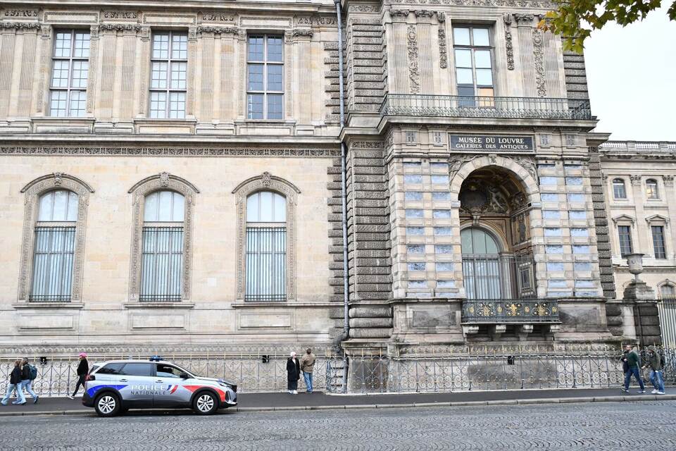 Nach Juwelendiebstahl im Louvre Nach Juwelendiebstahl im Louvre