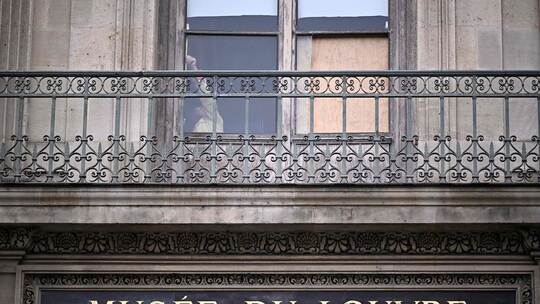 Nach Juwelendiebstahl im Louvre Nach Juwelendiebstahl im Louvre
