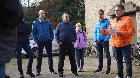 Am Fuß des Wasserturms erklärt Bürgermeister Heiko Faber (rechts), wie die Umbauarbeiten gelaufen sind. Dabei hat das rund 100 J