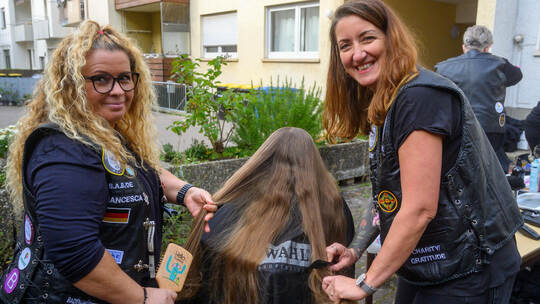 Salon unter freiem Himmel: Die Friseurinnen Francesca und Julia bei der Arbeit im Innenhof der Suppenküche.