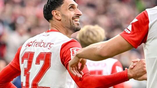 Der Pforzheimer Vincenzo Grifo (links) feiert seinen Treffer zum 2:2 gegen Frankfurt. Foto: Langer/dpa