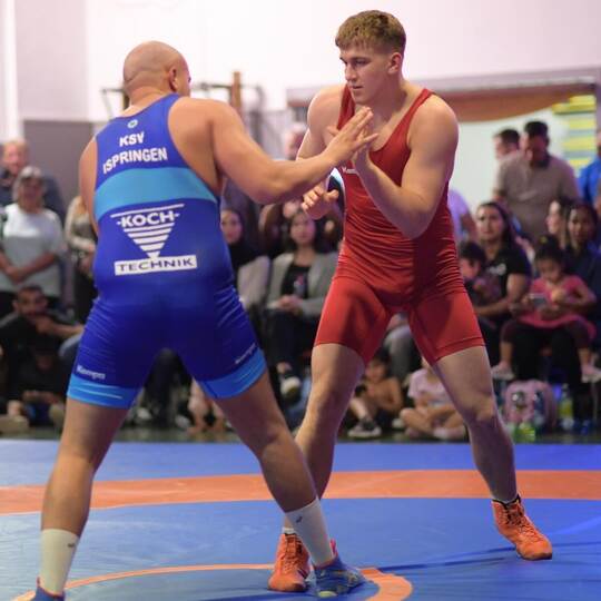 Brözingens Lukasz Hejda (in Rot) war beim Auswärtskampf in Hemsbach erfolgreich, zum Sieg seines Teams reichte es aber nicht. Hi